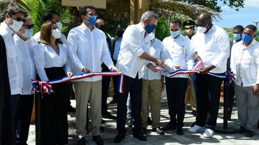 Presidente Luis Abinader inaugura fortaleza y paseo marítimo en La Romana