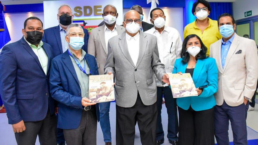 Alcalde de Santo Domingo Este colaborará con el remozamiento de la casa club de la ACD