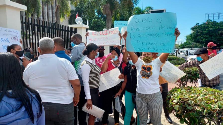 Protestan ante el Ministerio de Educación por el pago de la  licencia posparto y  las  prestaciones laborales