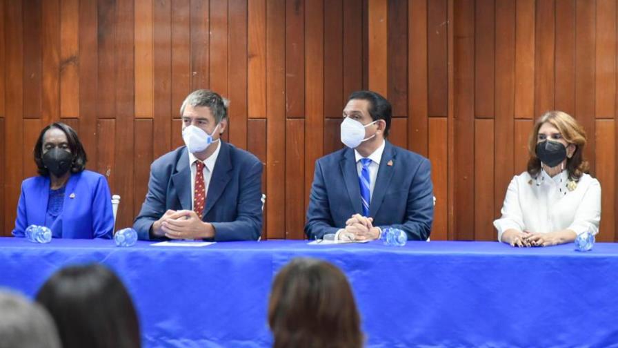 Vacunados con una dosis de Astrazeneca y otra de Sinovac no han presentado efectos adversos Vacunados con una dosis de Astrazeneca y otra de Sinovac no han presentado efectos adversos