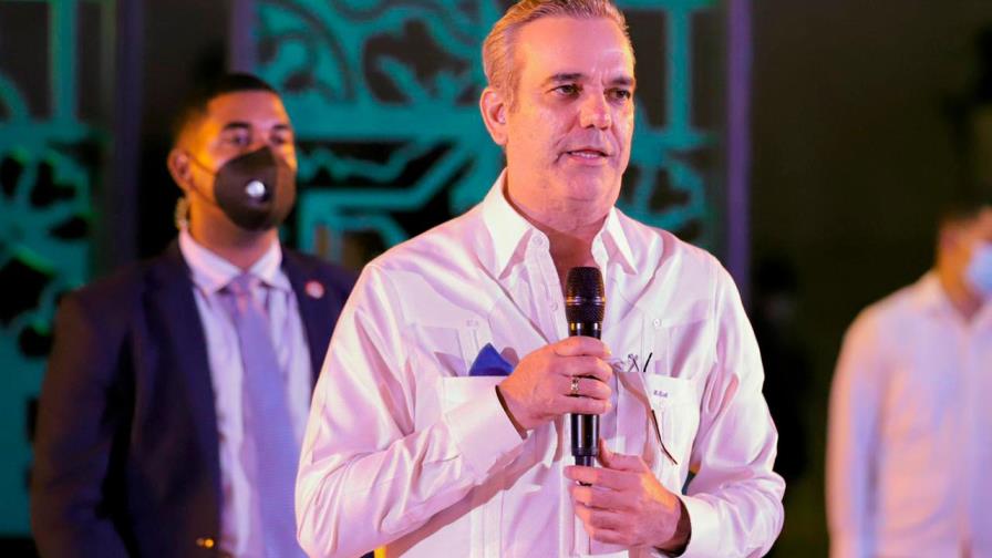 Luis Abinader insta a recuperar lo antes posible la industria sin chimenea