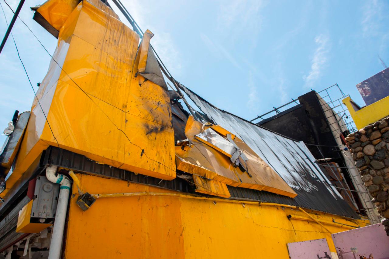 Así se ve parte de la tienda que en su interior quedó totalmente destruida. 