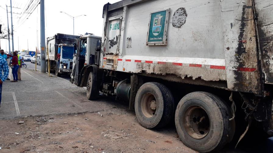 Empleados de la Alcaldía de Santo Domingo Este paralizan tránsito en marginal de Las Américas