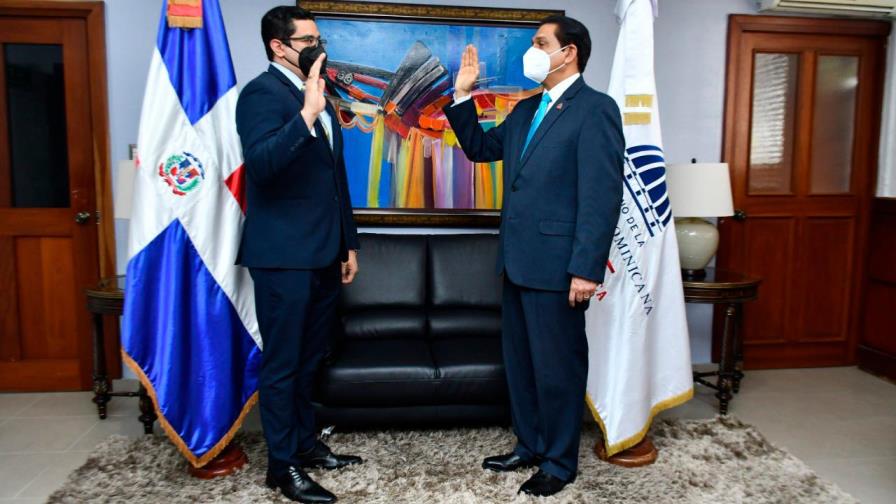 Ministro de Salud juramenta a Eladio Pérez como viceministro de Salud Colectiva