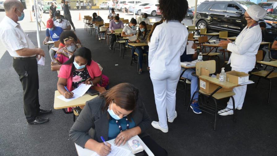 Estudiantes universitarios acuden a vacunarse en la UASD