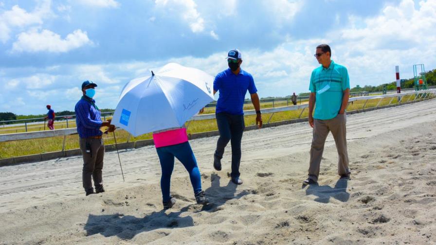 Hacen remoción en la pista del Hipódromo V Centenario Hacen remoción en la pista del Hipódromo V Centenario