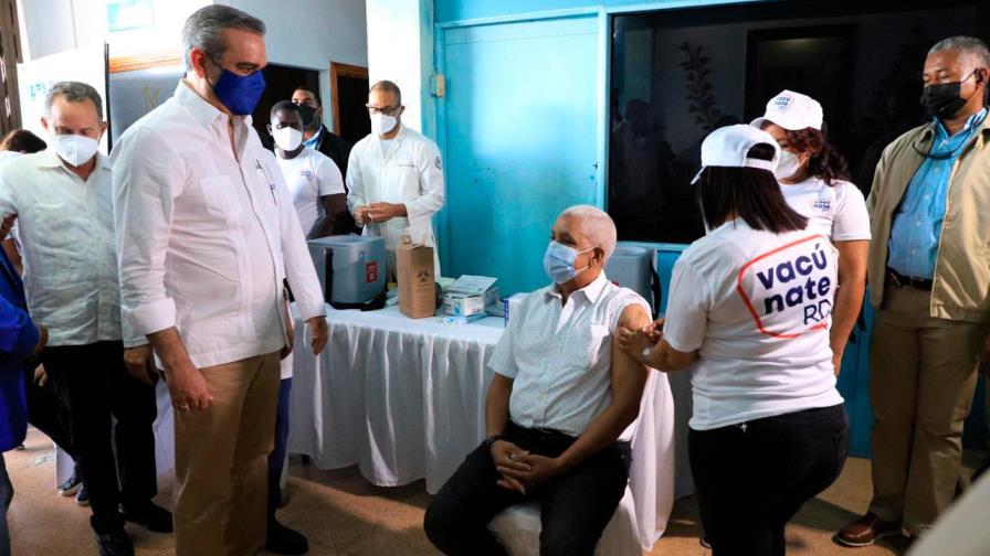 Presidente Abinader supervisa evolución de Plan Nacional de Vacunación en Barahona
