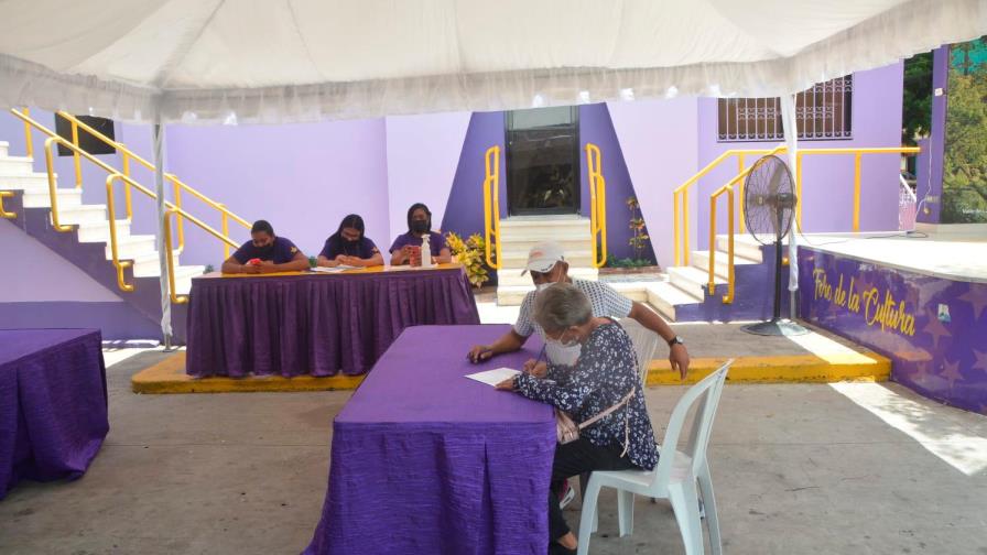 Instalan puesto de vacunación contra el COVID-19 en la Casa Nacional del PLD  