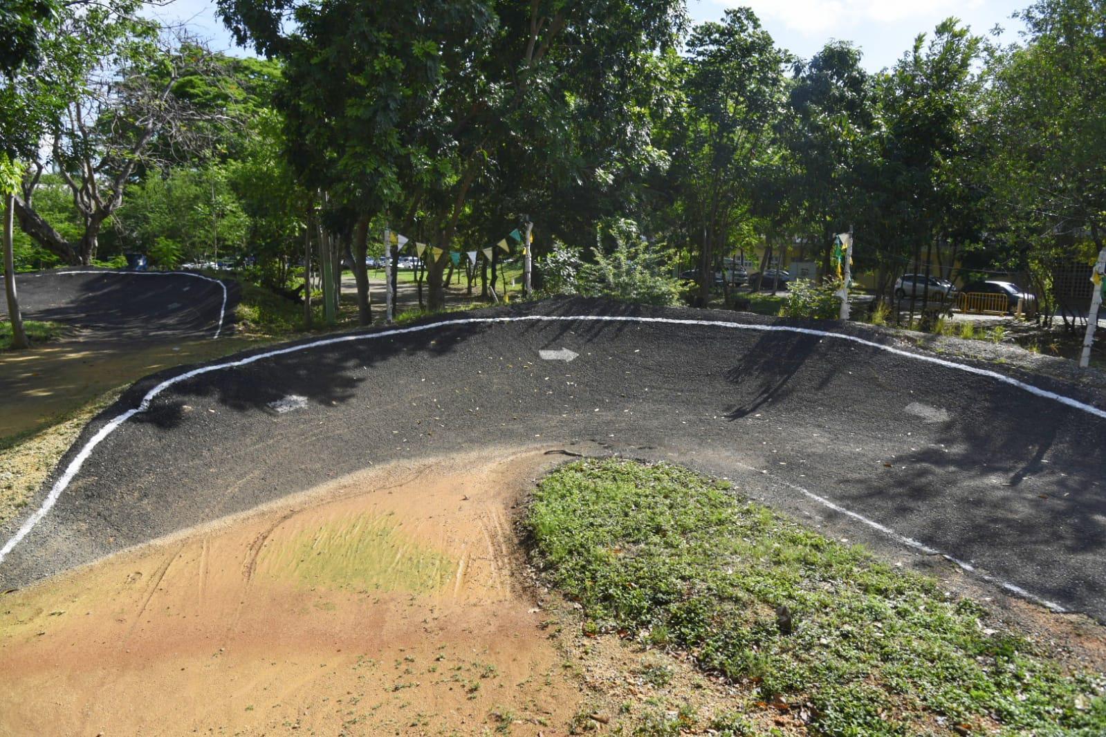 En la pista de bicicroos, la única en el país de la Federación Dominicana de Ciclismo, el Ministerio de Deportes dispuso la construcción de un pabellón para taekwondo. (DL/Juan Paña)