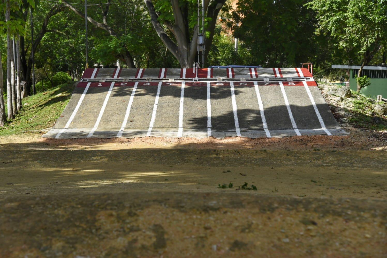 En la pista de bicicroos, la única en el país de la Federación Dominicana de Ciclismo, el Ministerio de Deportes dispuso la construcción de un pabellón para taekwondo. (DL/Juan Paña)