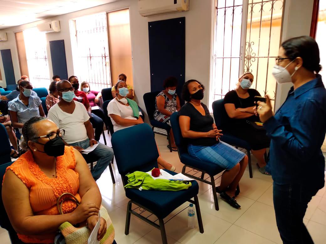 Una mujer hablando con los presentes en la Iglesia de Dios.