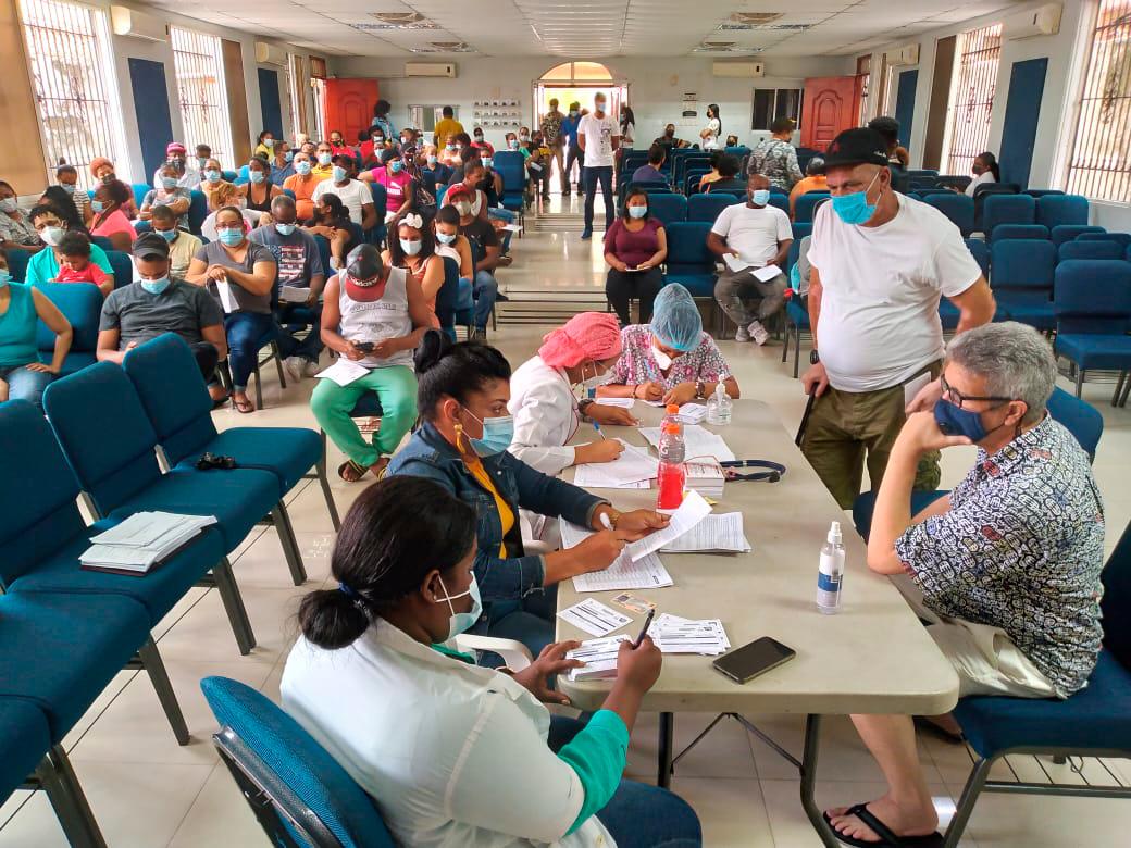 Asistencia de personas en una iglesia para vacunarse contra el COVID-19.