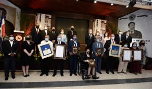 Ateneo Amantes de la Luz premia a personalidades por sus aportes al país