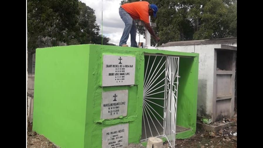 Familia pinta de verde tumba de sus padres por triunfo de Estrellas Orientales Familia pinta de verde tumba de sus padres por triunfo de Estrellas Orientales