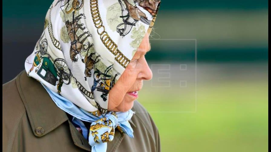La reina Isabel II referencia de moda con el pañuelo La reina Isabel II referencia de moda con el pañuelo
