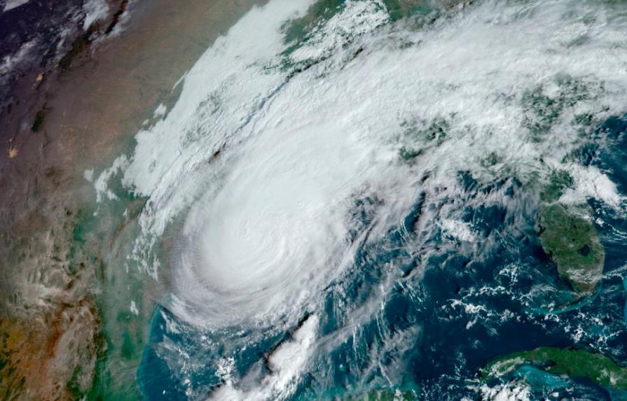 El huracán Delta, de categoría 2, toca tierra en el suroeste de Luisiana