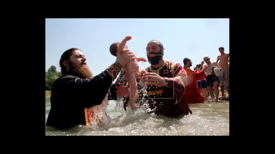 Campaña contra el brutal bautizo ortodoxo rumano tras morir ahogado un bebé