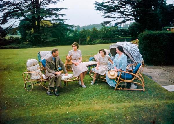 Un joven Isabel II con sus padres y hermana en los jardines del Castillo de Windsor en 1946.