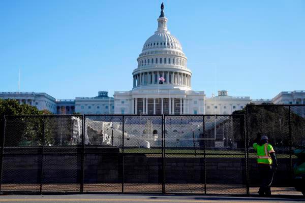 Comienzan a desmantelar reja que rodeaba al Capitolio de EEUU desde ataque de enero