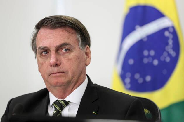 Bolsonaro camina por el hospital y dice que “en breve estará de vuelta”