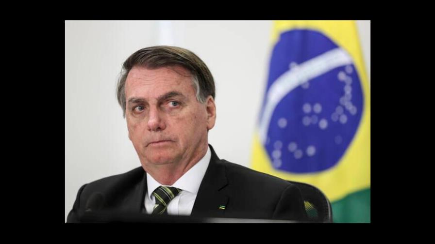 Bolsonaro camina por el hospital y dice que “en breve estará de vuelta”