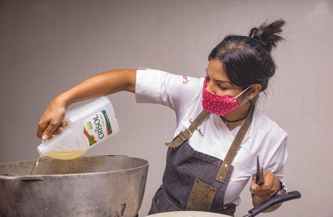  Los cocineros, liderados por la Chef Tita, Asesora de Diplomacia Gastronómica de MIREX, muestran su compromiso social a través de la cocina. (Ernesto Ros)