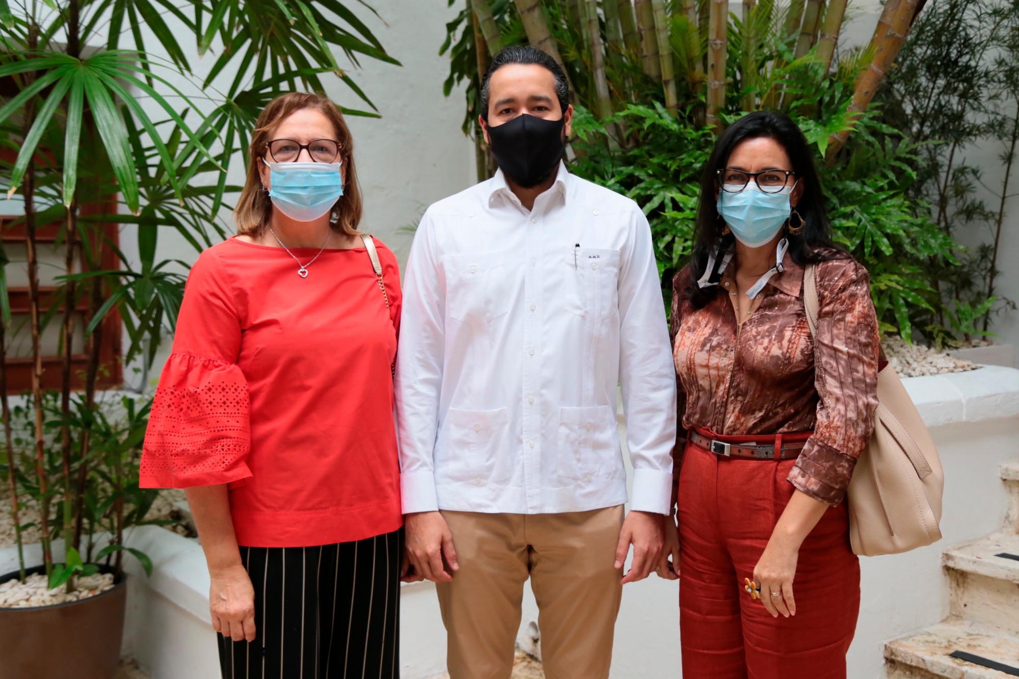 Miguelina de Ramírez, Alejandro Miguel Ramírez y Katherine Aybar.