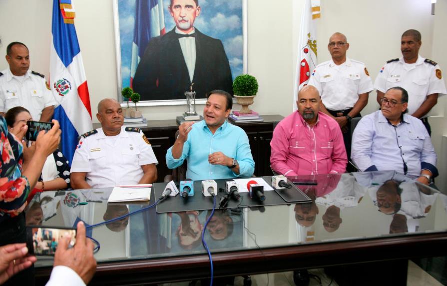 Alcalde de Santiago promete aumento de sueldo a bomberos 