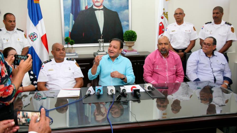 Alcalde de Santiago promete aumento de sueldo a bomberos 