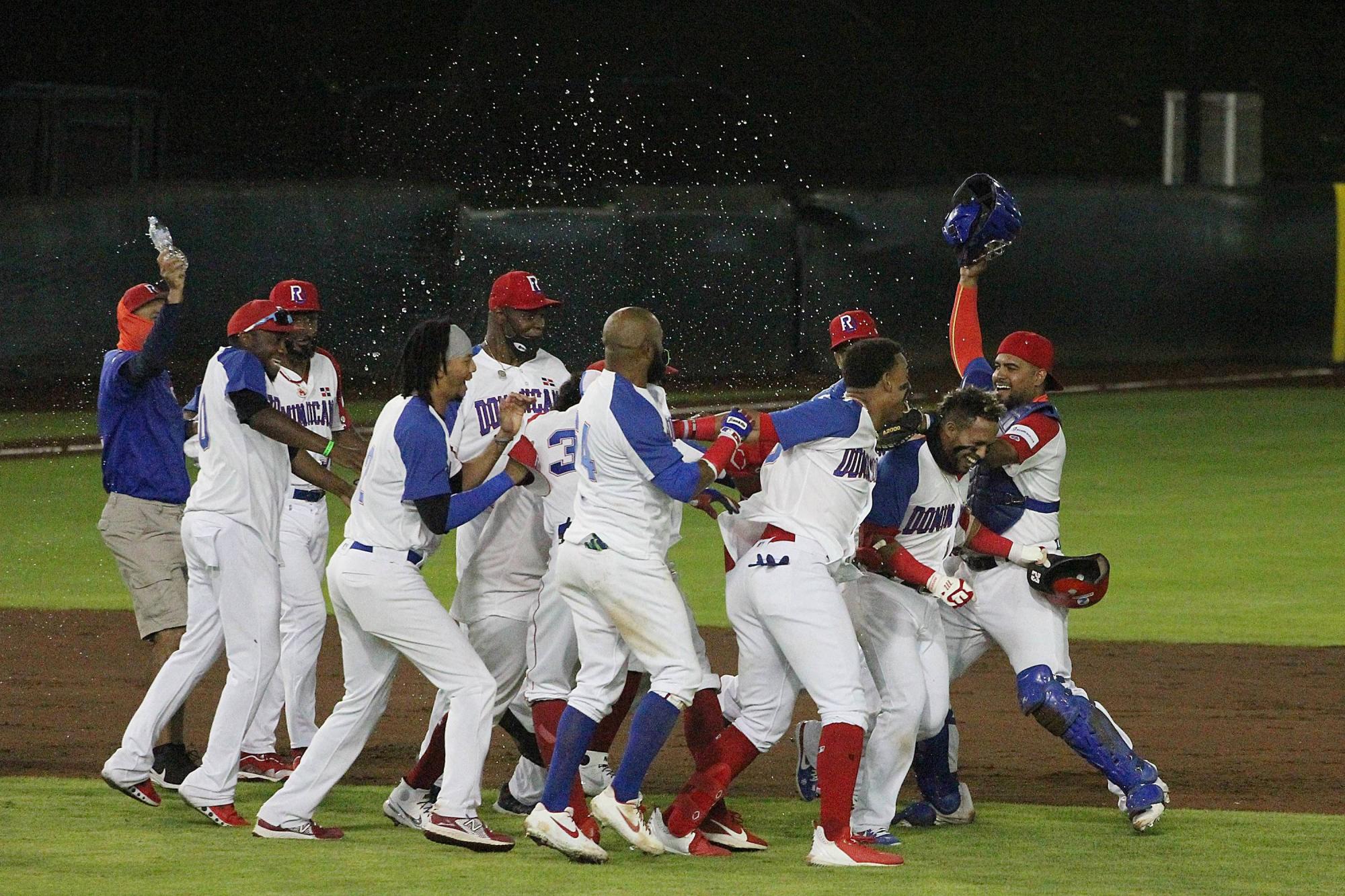 El conjunto de béisbol de la República Dominicana celebra la victoria 4-3 frente a los Países Bajos, que lo lleva a la ronda final en el Repechaje por el boleto restante para Tokio-2020. (Prensa/Probéisbol)