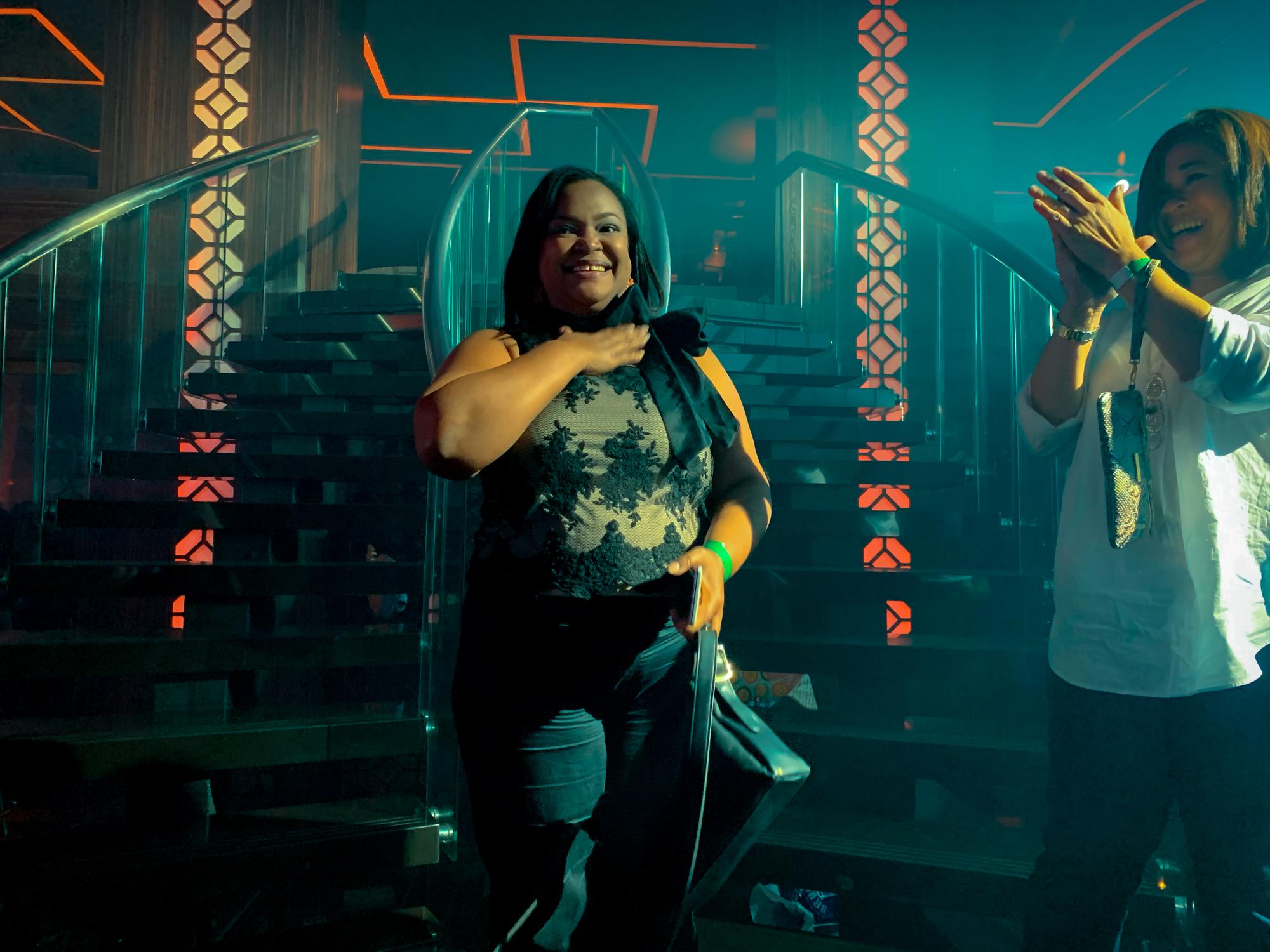 La feliz ganadora de un carro, Meriam Bello, de la agencia Mediavest.