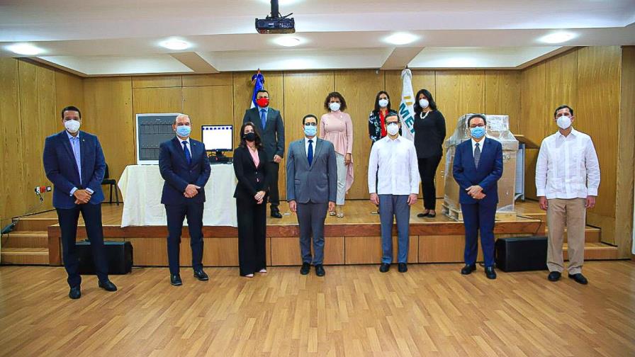 CONEP entrega dos máquinas de prueba COVID que agilizarán diagnósticos 