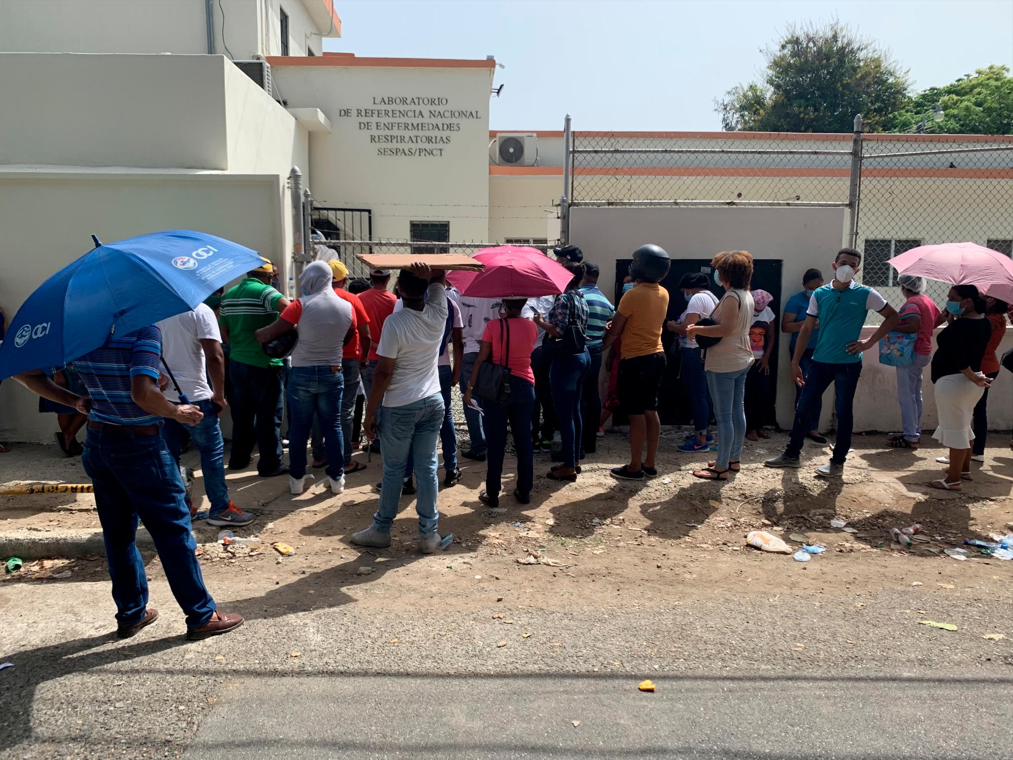 Santo Domingo, República Dominicana: Decenas de pacientes acuden al Laboratorio Nacional de Enfermedades Respiratorias, en busca de los resultados de las pruebas de Covid-19. Martes 14 de julio de 2020.