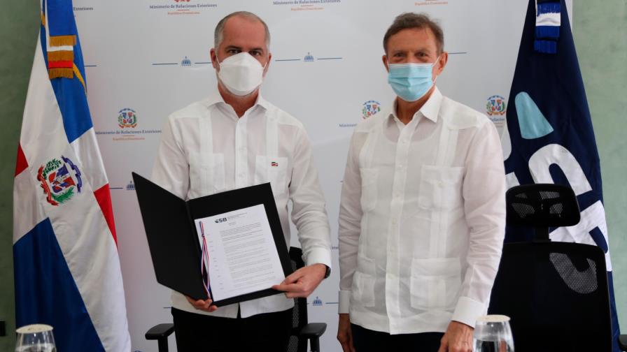 Venezolanos con pasaportes vencidos pueden abrir cuentas bancarias en República Dominicana