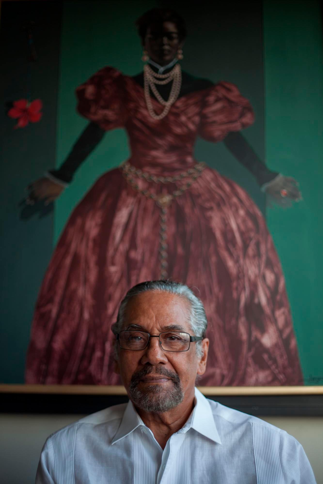 Jorge, sentado frente al cuadro Prima Patricia debutando en sociedad, en el Country.