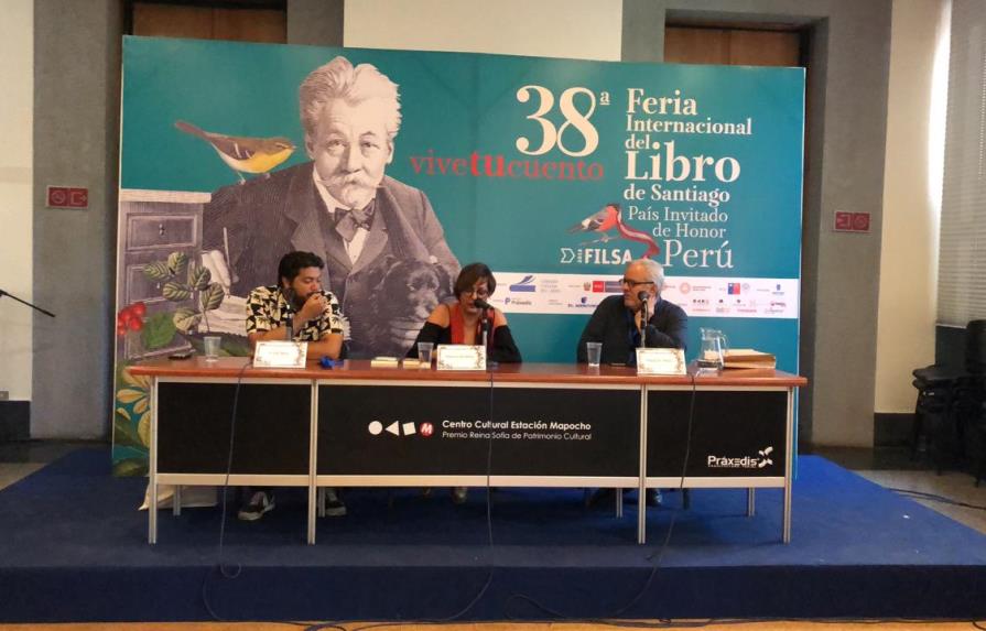 Escritores participan en la Feria Internacional del Libro de Santiago