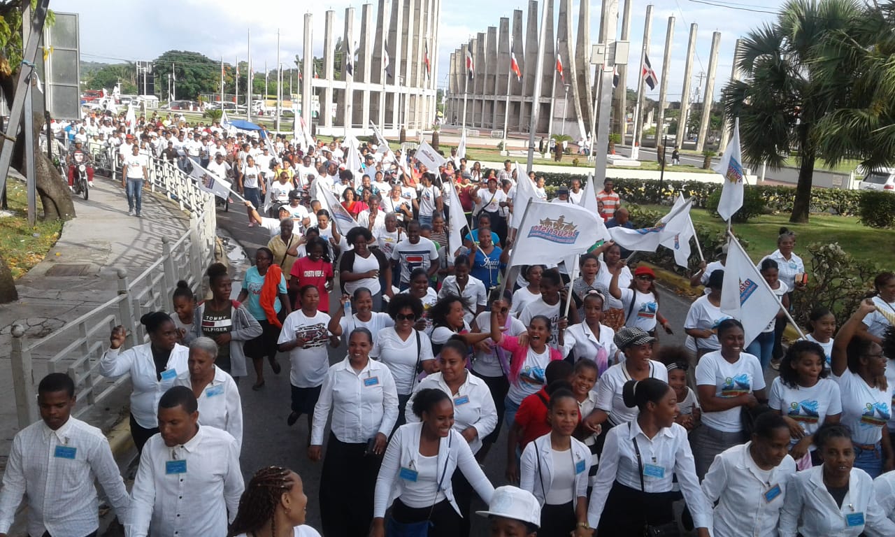La caminata concluyó en el estadio de béisbol.