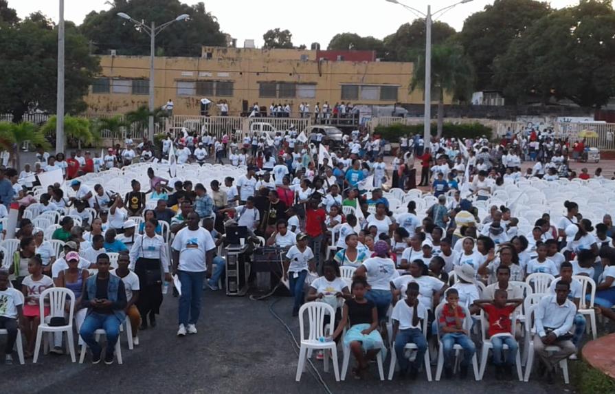 Cientos caminan por los valores cristianos en San Cristóbal
