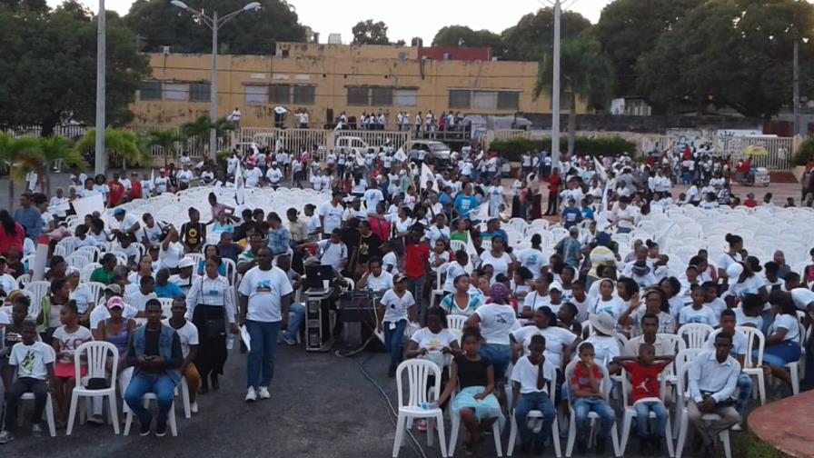 Cientos caminan por los valores cristianos en San Cristóbal Cientos caminan por los valores cristianos en San Cristóbal