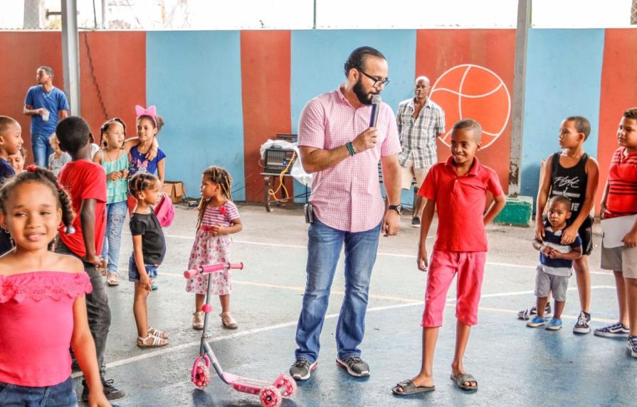 Entregan juguetes a niños en sector Los Praditos de Santo Domingo