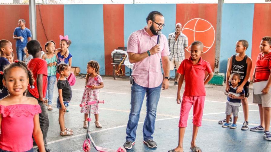 Entregan juguetes a niños en sector Los Praditos de Santo Domingo