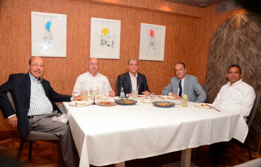 Danilo Medina se reúne con precandidatos presidenciales en el  Palacio Nacional