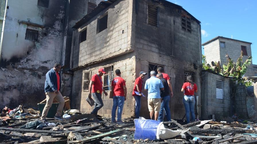 INVI hace levantamiento y promete ayuda a afectados por incendio en Guachupita 