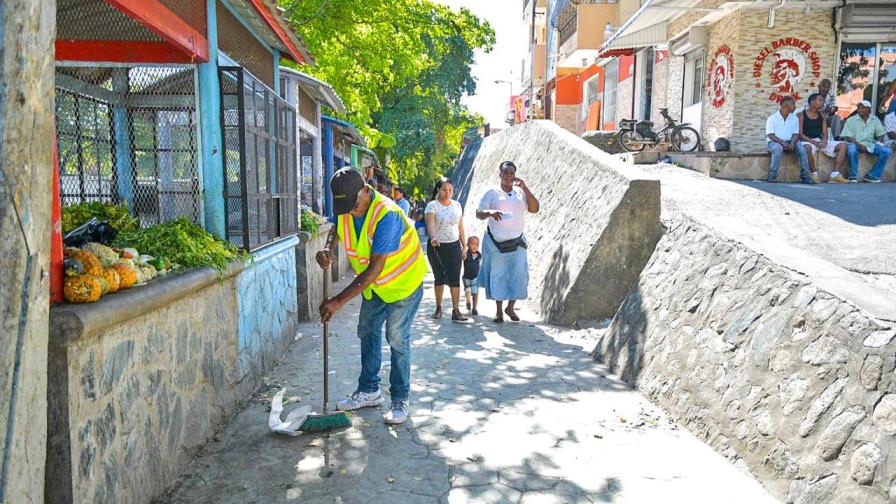 Alcaldía del Distrito Nacional recupera espacios en mercado de Los Guandules