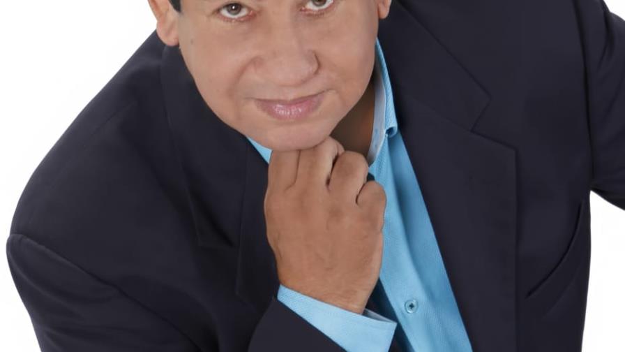  “El Marqués se viste de Príncipe” para  cantar a las secretarias en su día