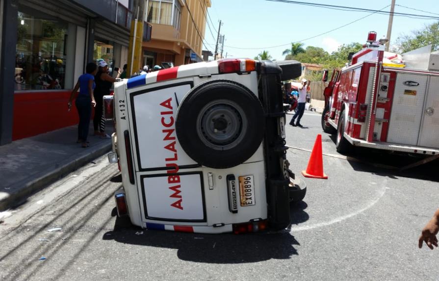 Tres lesionados en accidente de ambulancia y carro de concho en La Romana