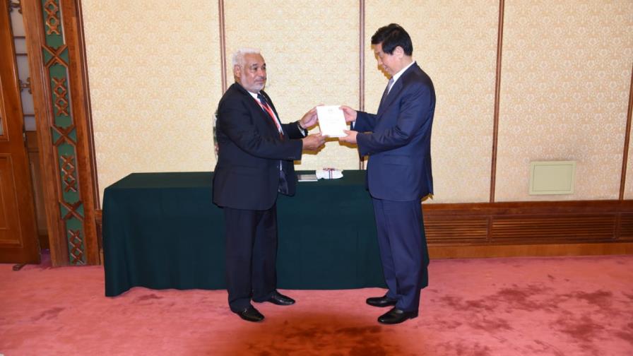 Camacho se reúne con presidente de la Asamblea Popular de China