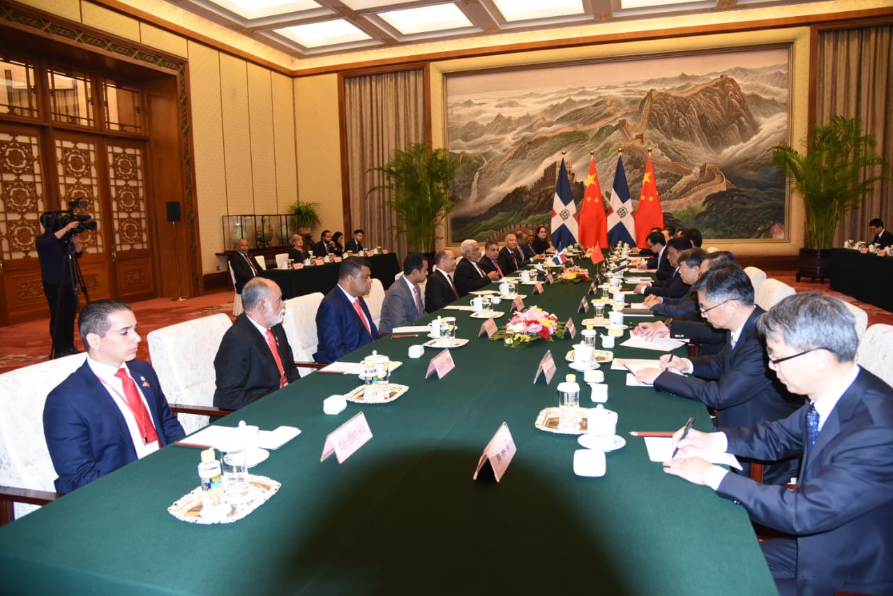 En el encuentro estuvieron presentes el embajador dominicano en China , Bruini Garabito; los diputados Gustavo Sánchez, vocero del Partido de la Liberación Dominicana;  Ronald Sánchez,  del Partido Revolucionario Moderno; Radhamés González, del Partido Revolucionario Dominicano, el secretario del bufete directivo de la Cámara de Diputados, Juan Julio Campos; Fausto  Ruiz , diputado del Partido Reformista Social Cristiano  y los diputados peledeístas Hamlet Melo y Víctor Fadul.