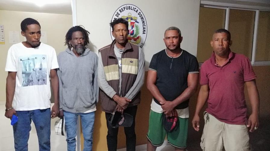 La Armada rescata cinco personas en las costas de Montecristi