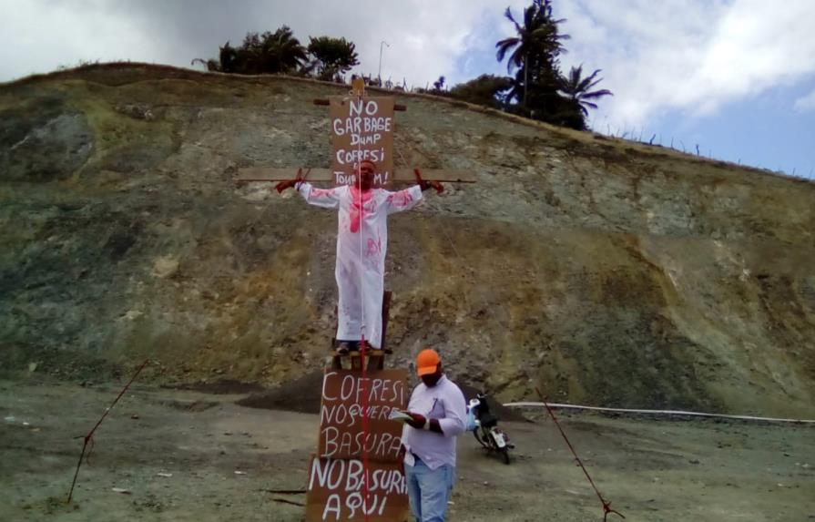 Hombre se crucifica en rechazo a relleno sanitario en Cofresí, Puerto Plata